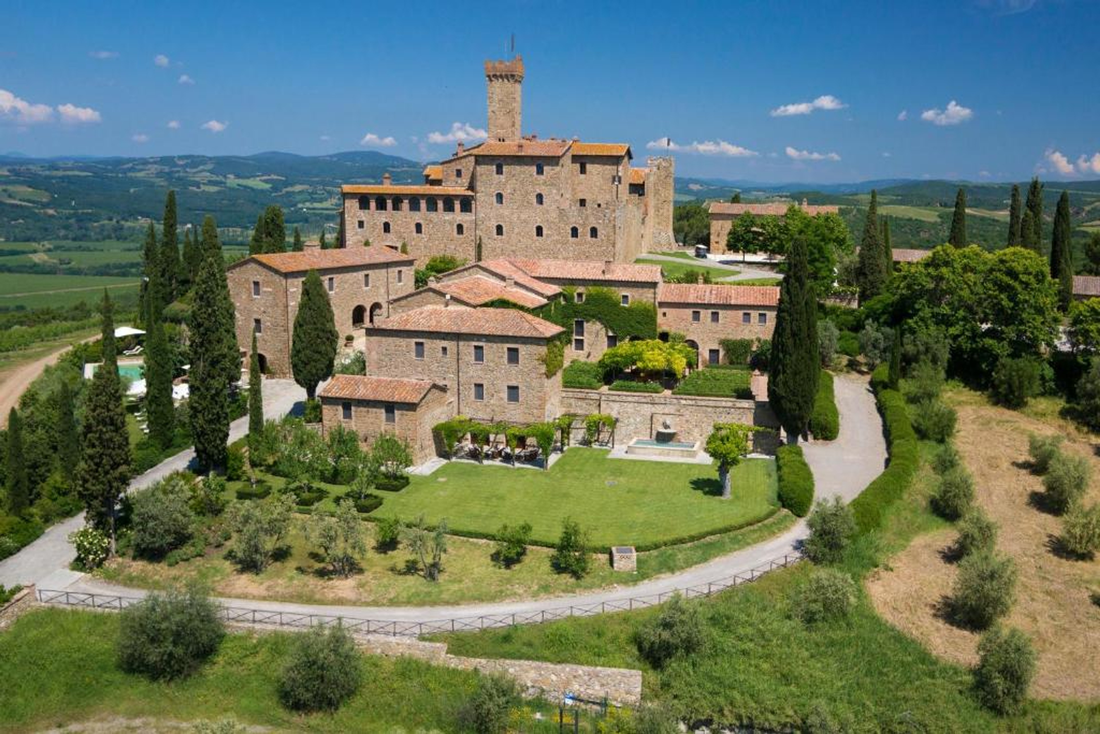 Castello Banfi - Il Borgo, et restaurert middelaldersk fort omgitt av vinmarker i Montalcino