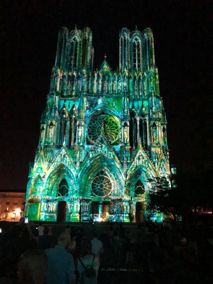 Kirken i Reims som ble opplyst på kvelden