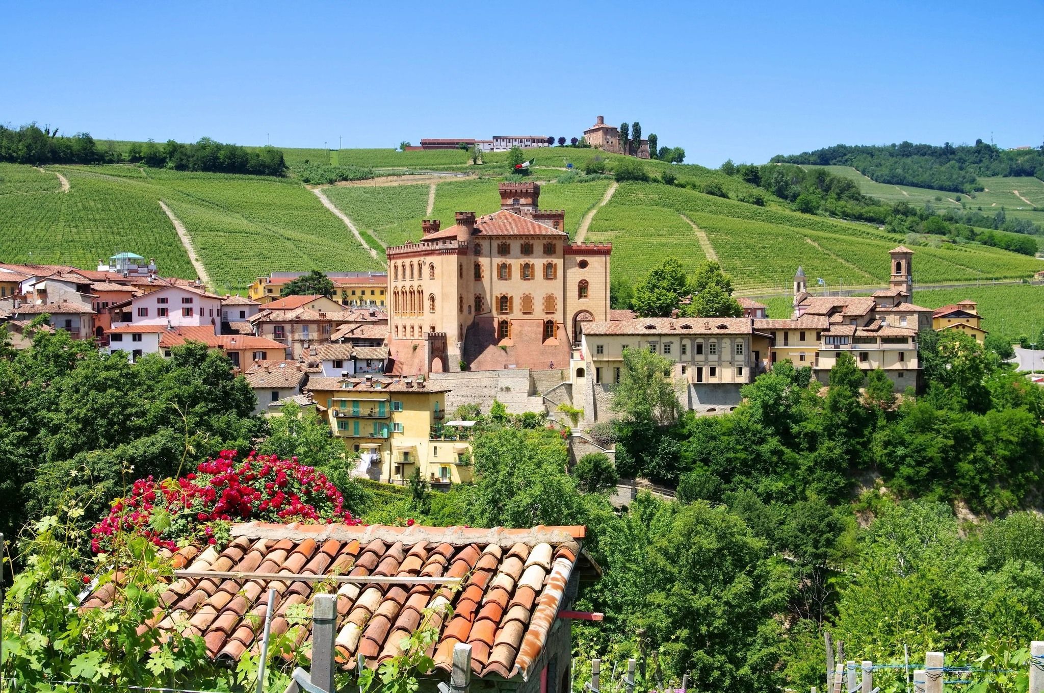Barolo-landsbyen med Castello Falletti og vinmarker i Langhe