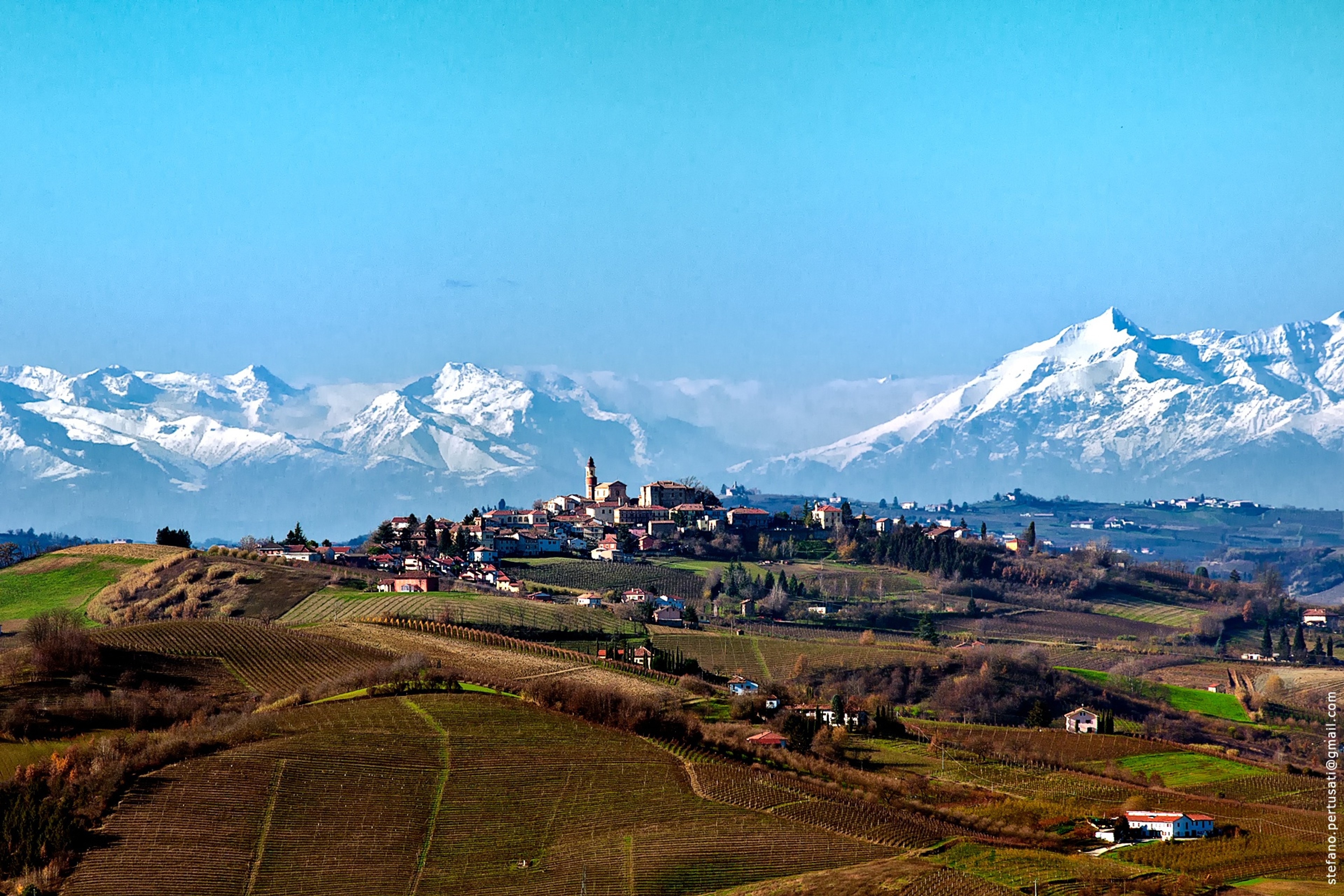 Landsby i vinmarker med Alpene i bakgrunnen, Piemonte