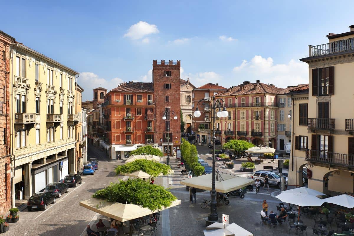 Piazza Statuto i Asti med det middelalderske Torre Guttuari