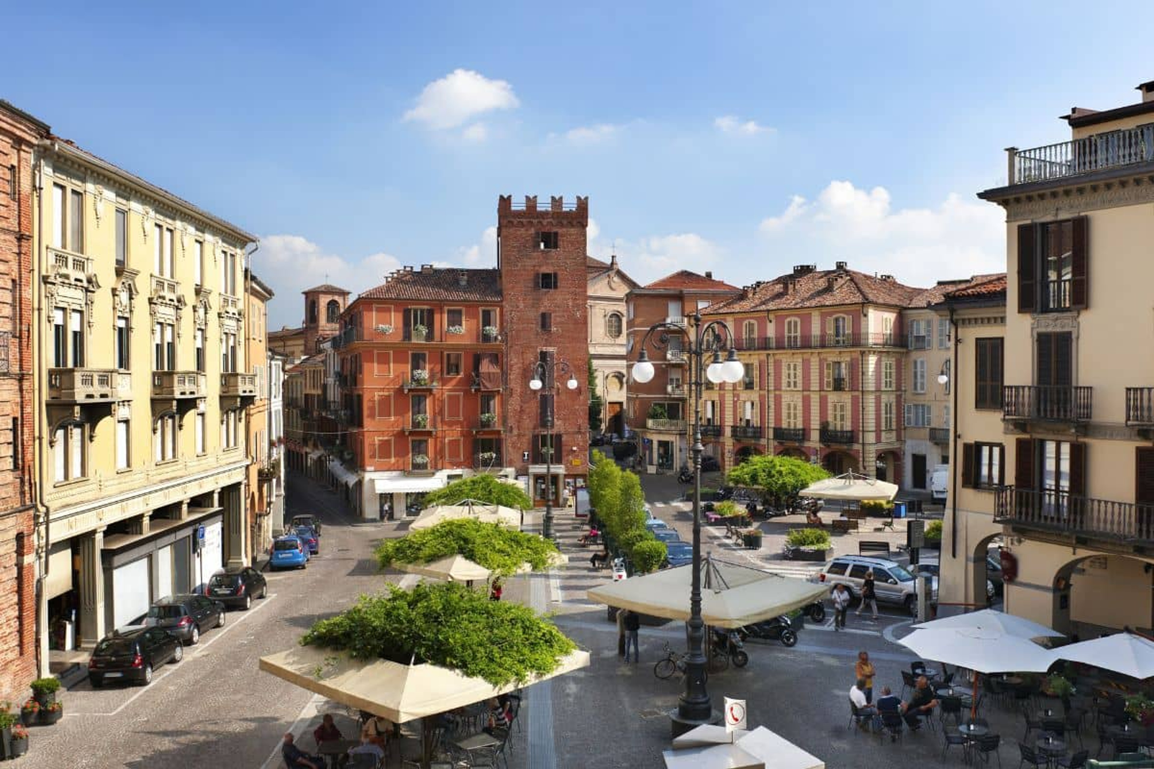 Piazza Statuto i Asti med det middelalderske Torre Guttuari