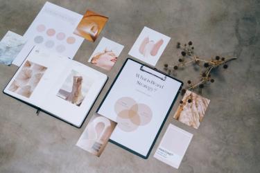 Flat lay tài liệu chiến lược thương hiệu với moodboard và bảng màu