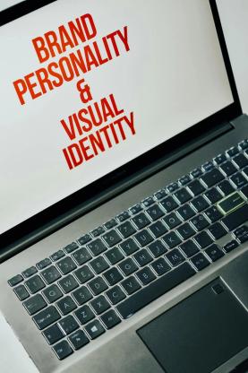 Màn hình laptop hiển thị brand personality và visual identity
