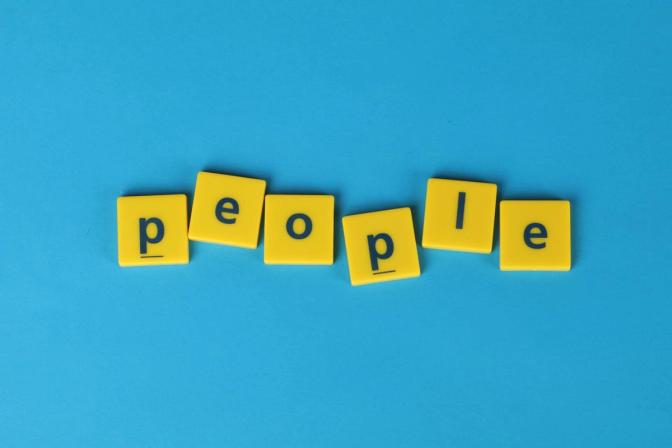 Chữ cái Scrabble tạo nên từ ngữ trên nền xanh