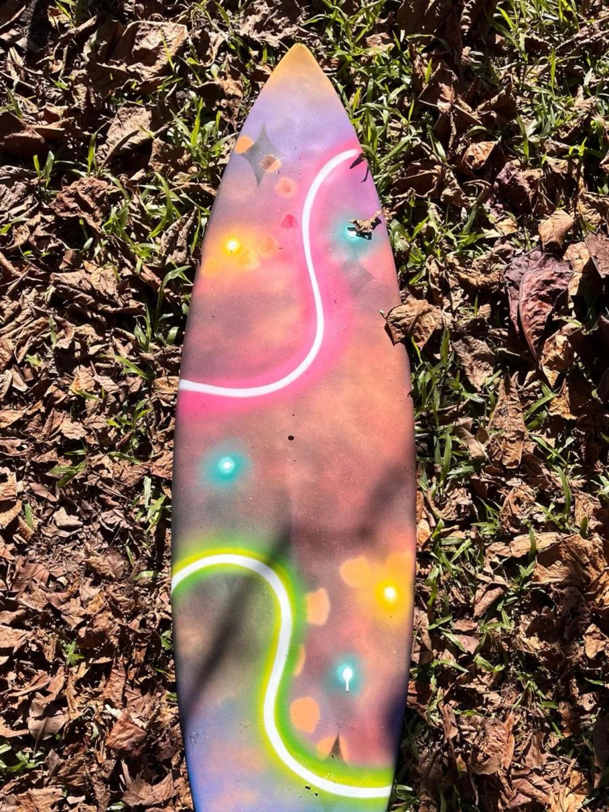 Prancha decorativa personalizada com pintura em arte urbana