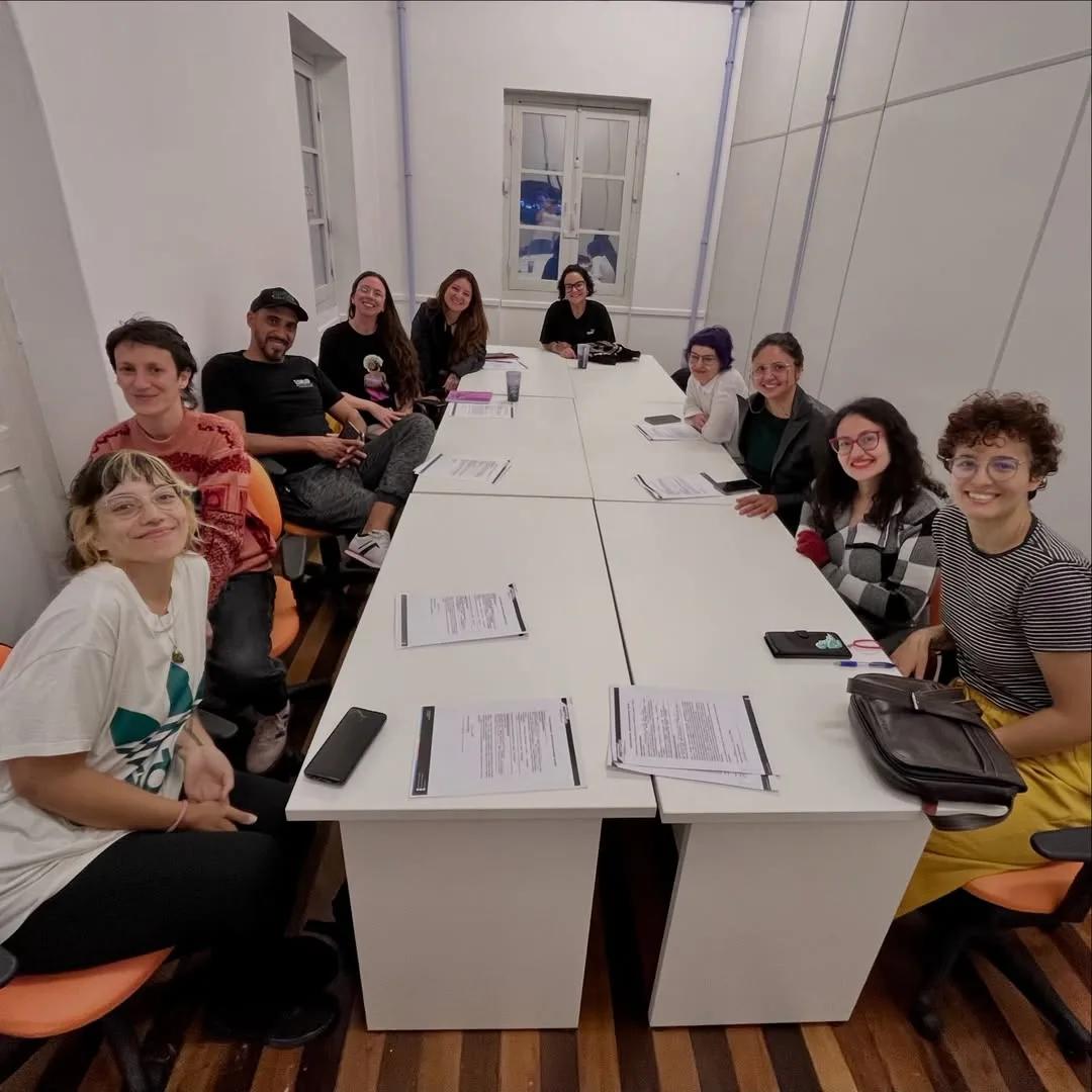 Turma reunida em aula de arte do Cidades Invisíveis