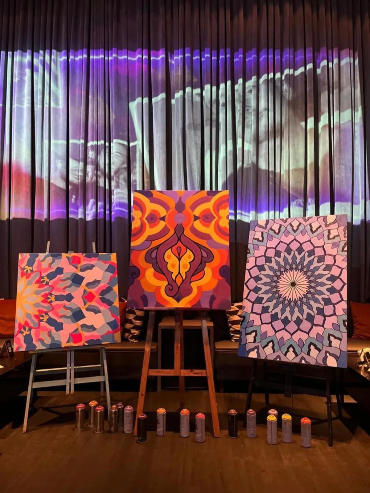 Exposição de telas abstratas em galeria
