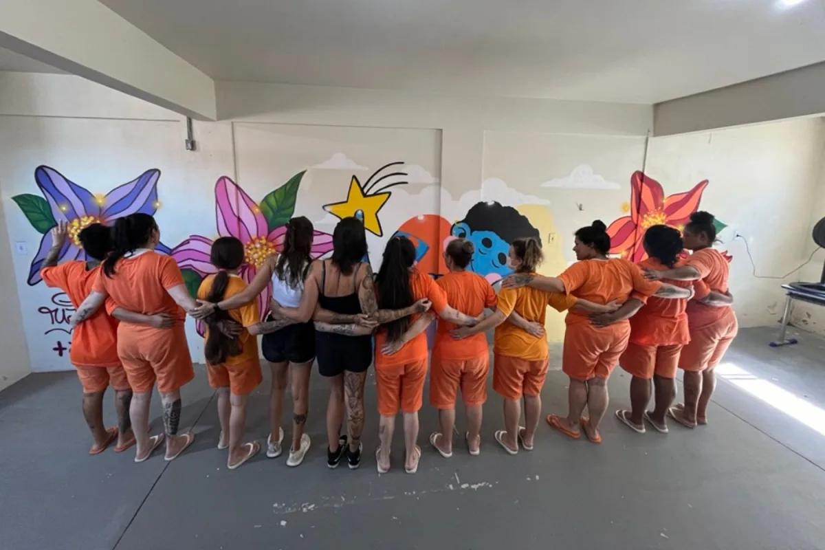 Ação artística coletiva no Presídio Feminino de Florianópolis pelo Projeto Cidades Invisíveis