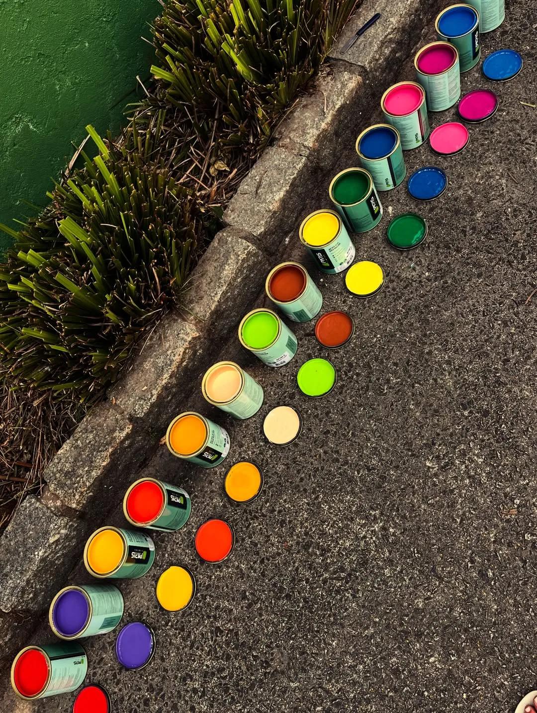 Latas de tinta Paris do Brasil em diversas cores