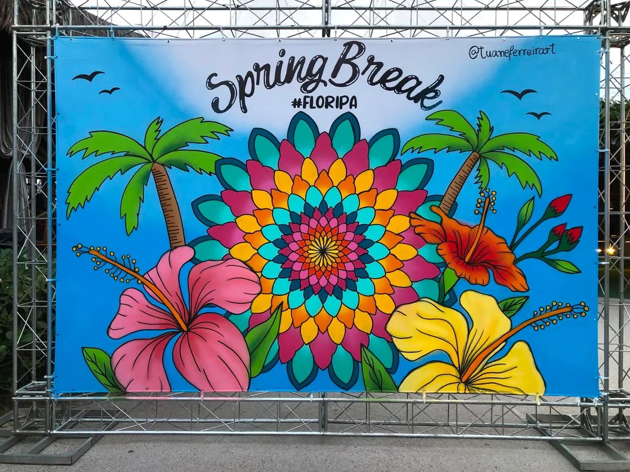 Painel artístico Spring Break Floripa com mandala, hibiscos e palmeiras, por Tuane Arte