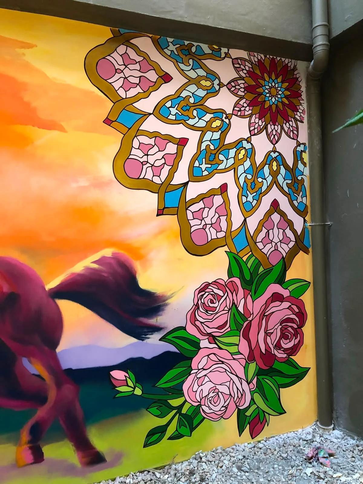 Mural com mandala, rosas e cavalo ao pôr do sol, por Tuane Arte