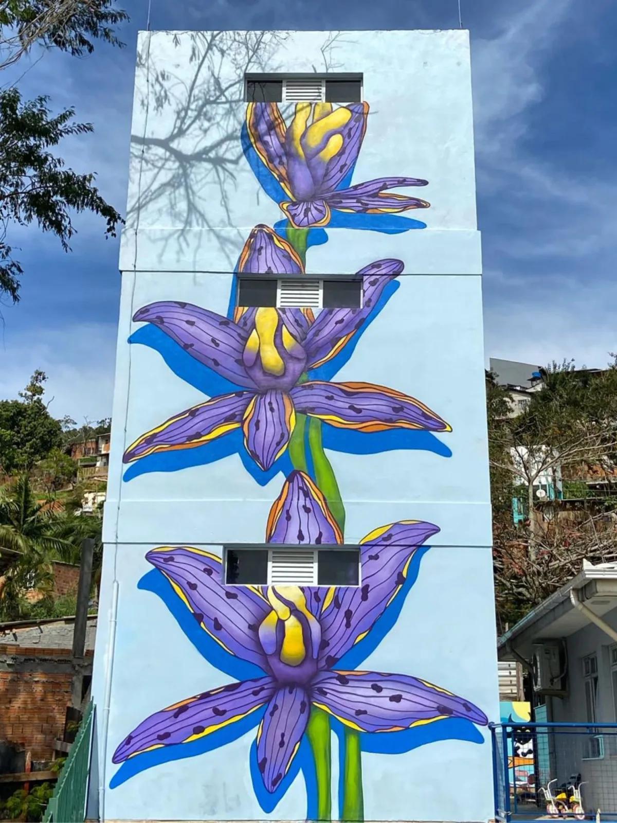 Mural com flores estilizadas em edifício em Florianópolis