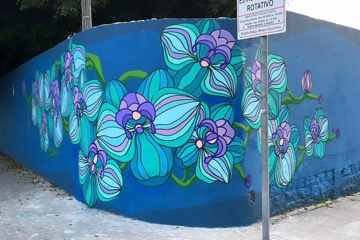 Mural floral em espaço urbano