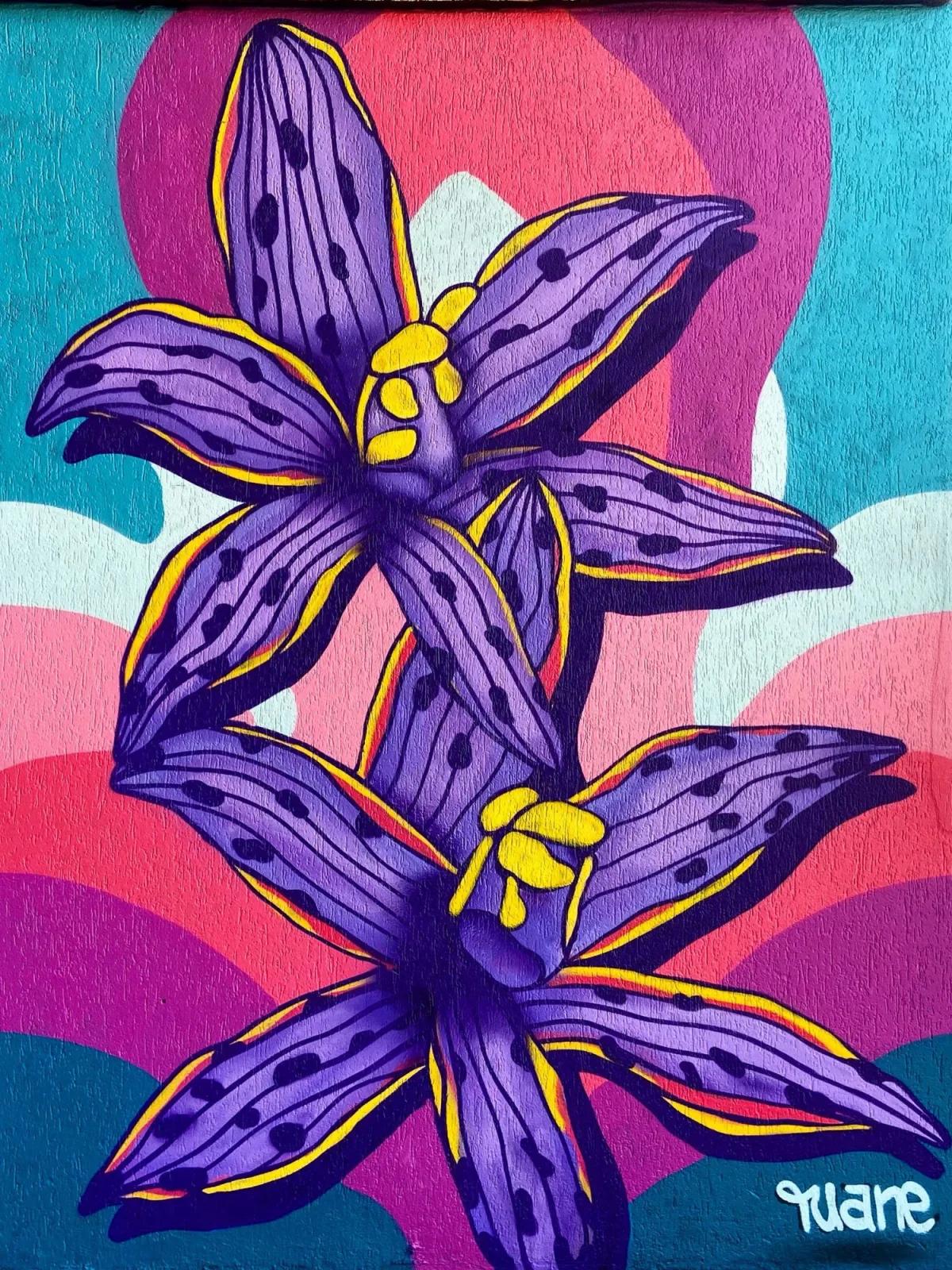 Mural comercial com flores roxas estilizadas