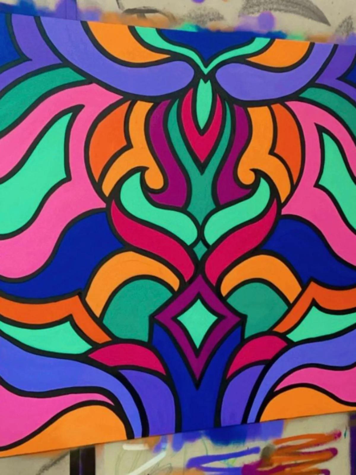 Tela abstrata com formas orgânicas vibrantes
