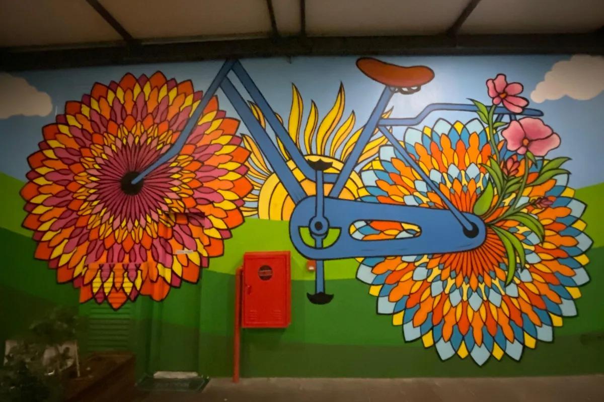 Mural interno com bicicleta floral para espaço comercial em Floripa