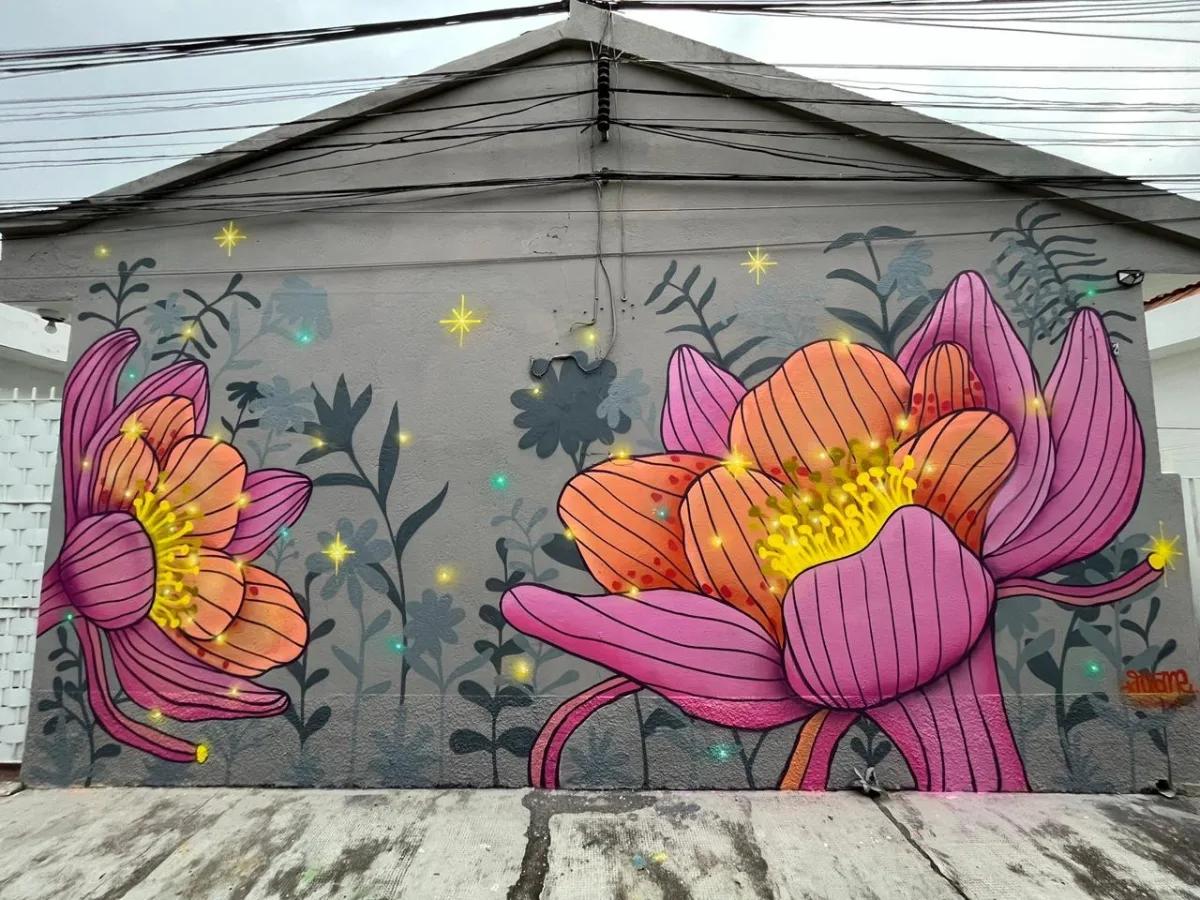 Mural com flores brilhantes em muro externo na galeria a céu aberto de São Paulo