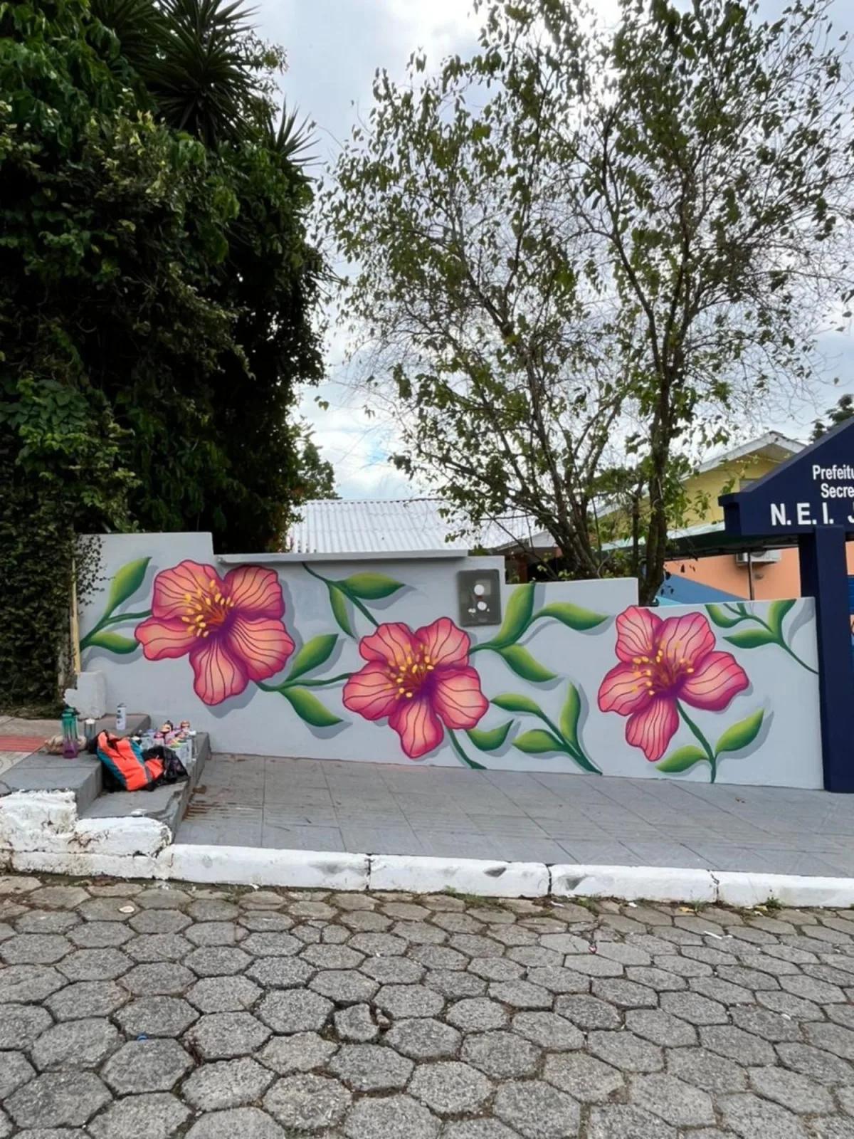 Mural externo com flores coloridas em fachada comercial