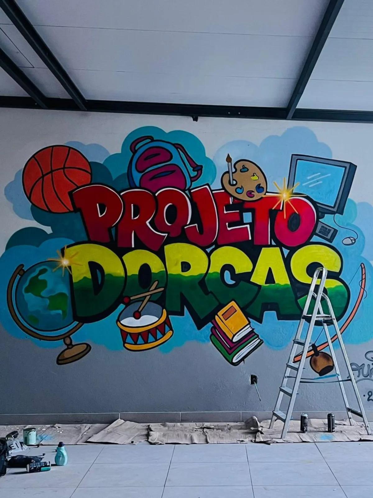 Mural lettering Projeto Dorcas em graffiti artístico