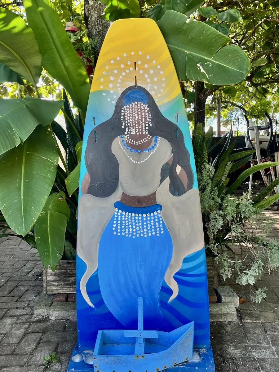 Prancha de surf pintada à mão com a figura de Iemanjá, orixá do mar, por Tuane Arte