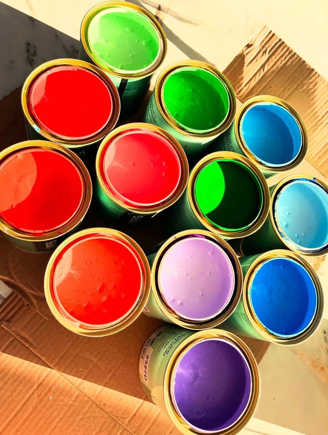 Latas abertas de tinta Paris em cores vibrantes
