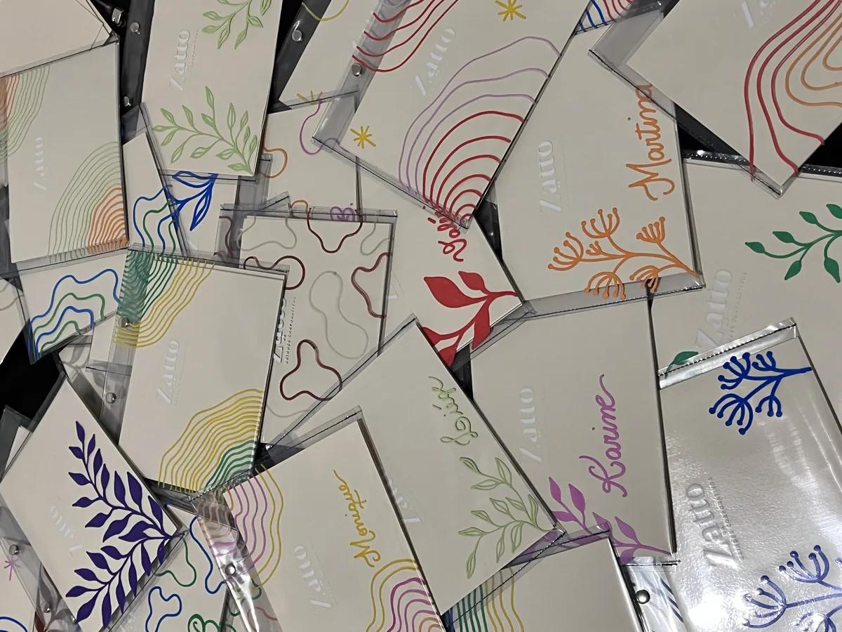 Necessaires personalizadas à mão com ilustrações botânicas e nomes, feitas ao vivo para a Zatto no Empreende Brasil, por Tuane Arte