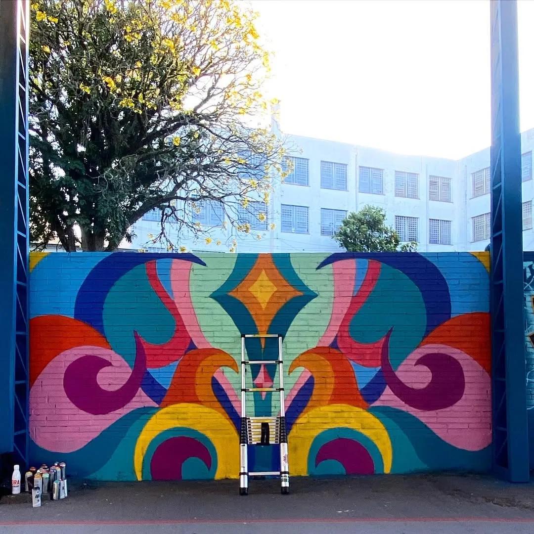Mural abstrato colorido e simétrico em grande escala, por Tuane Arte