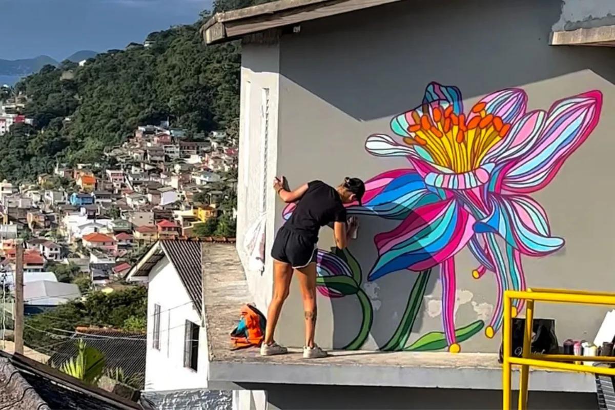 Mural floral em fachada residencial em Florianópolis pintado por Tuane Arte
