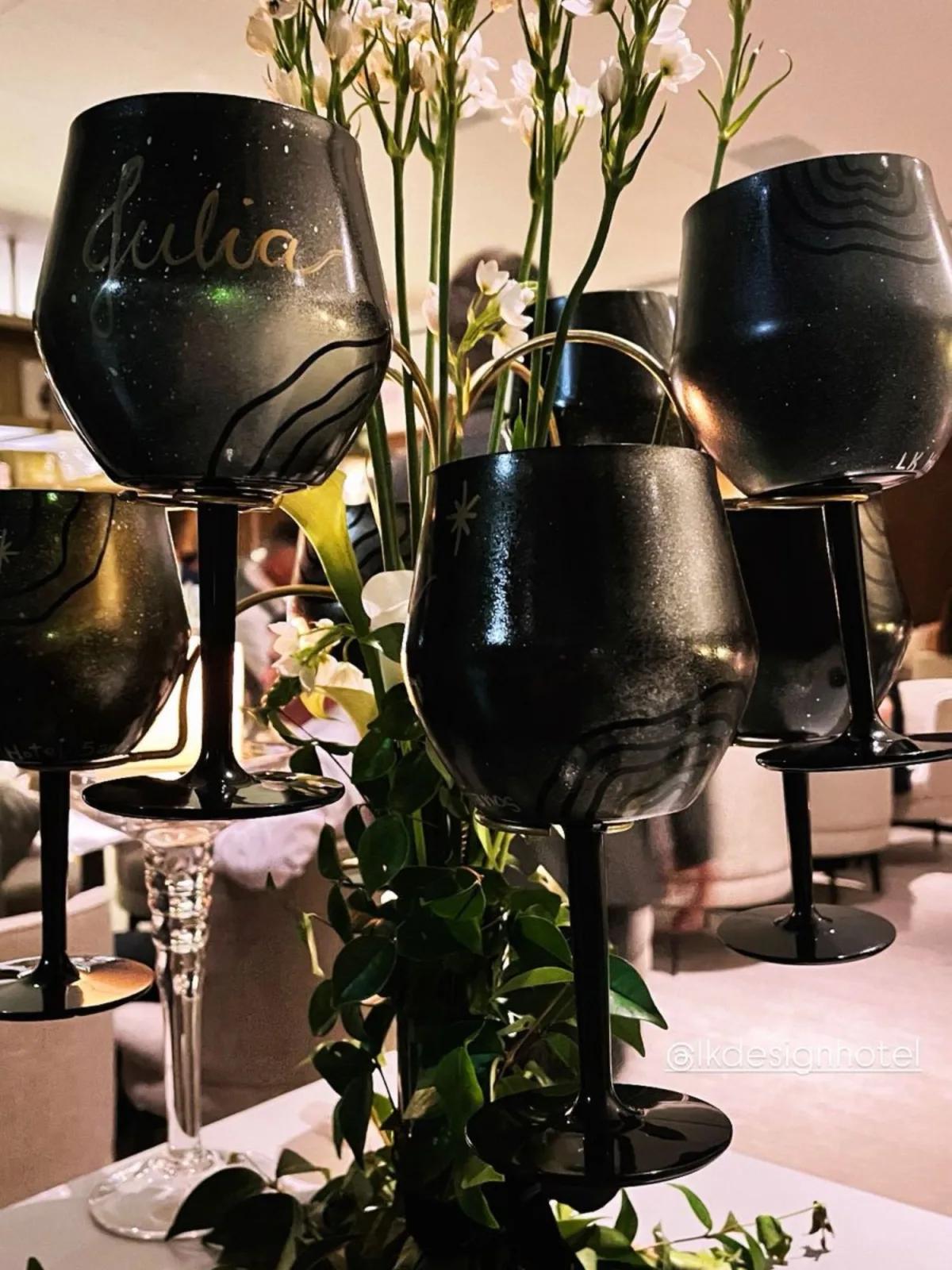 Taças personalizadas com pintura artística ao vivo no evento do LK Hotel