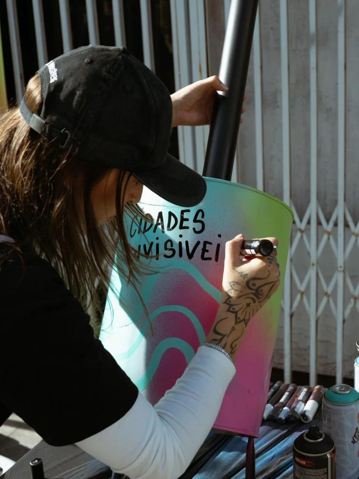 Tuane Arte finalizando customização e desenho artístico