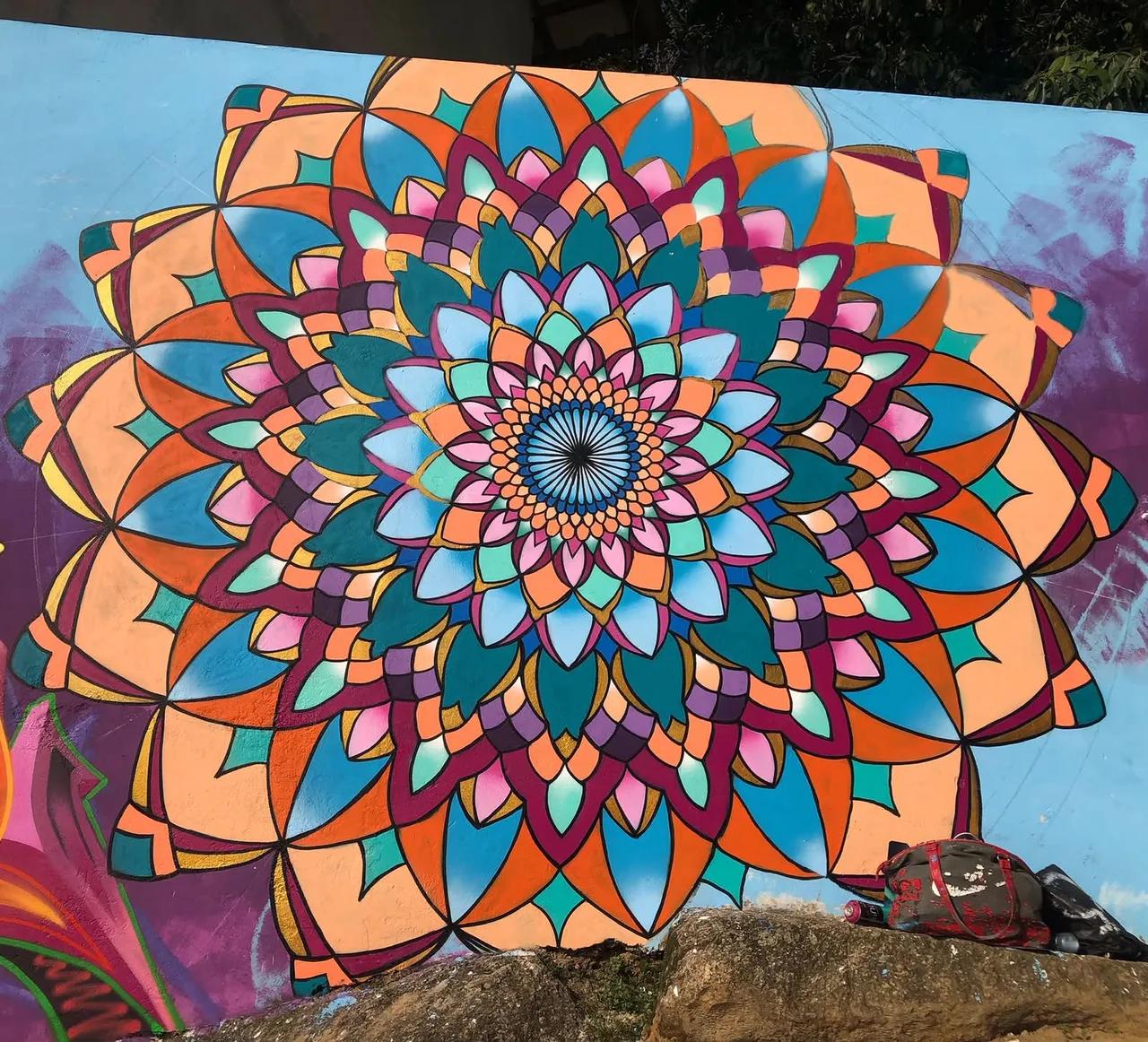 Mural de mandala colorida em grande escala, por Tuane Arte