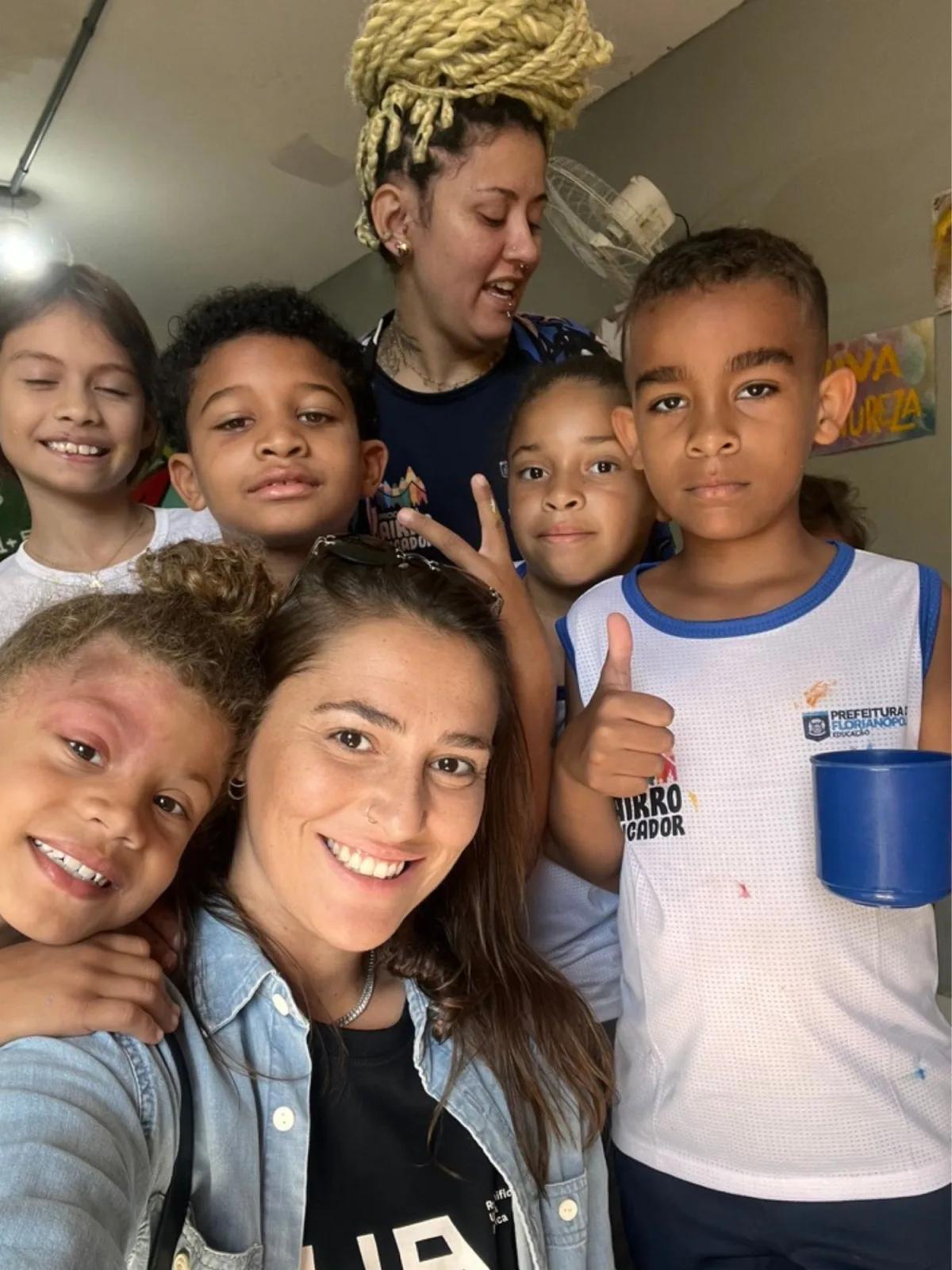 Tuane Arte com crianças durante Projeto RUA em Florianópolis