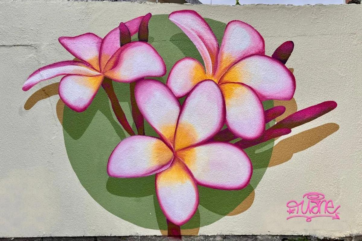Mural com flores de jasmim para espaço comercial