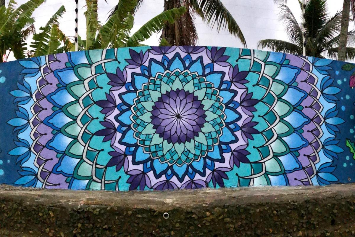 Mural mandala geométrico em muro externo