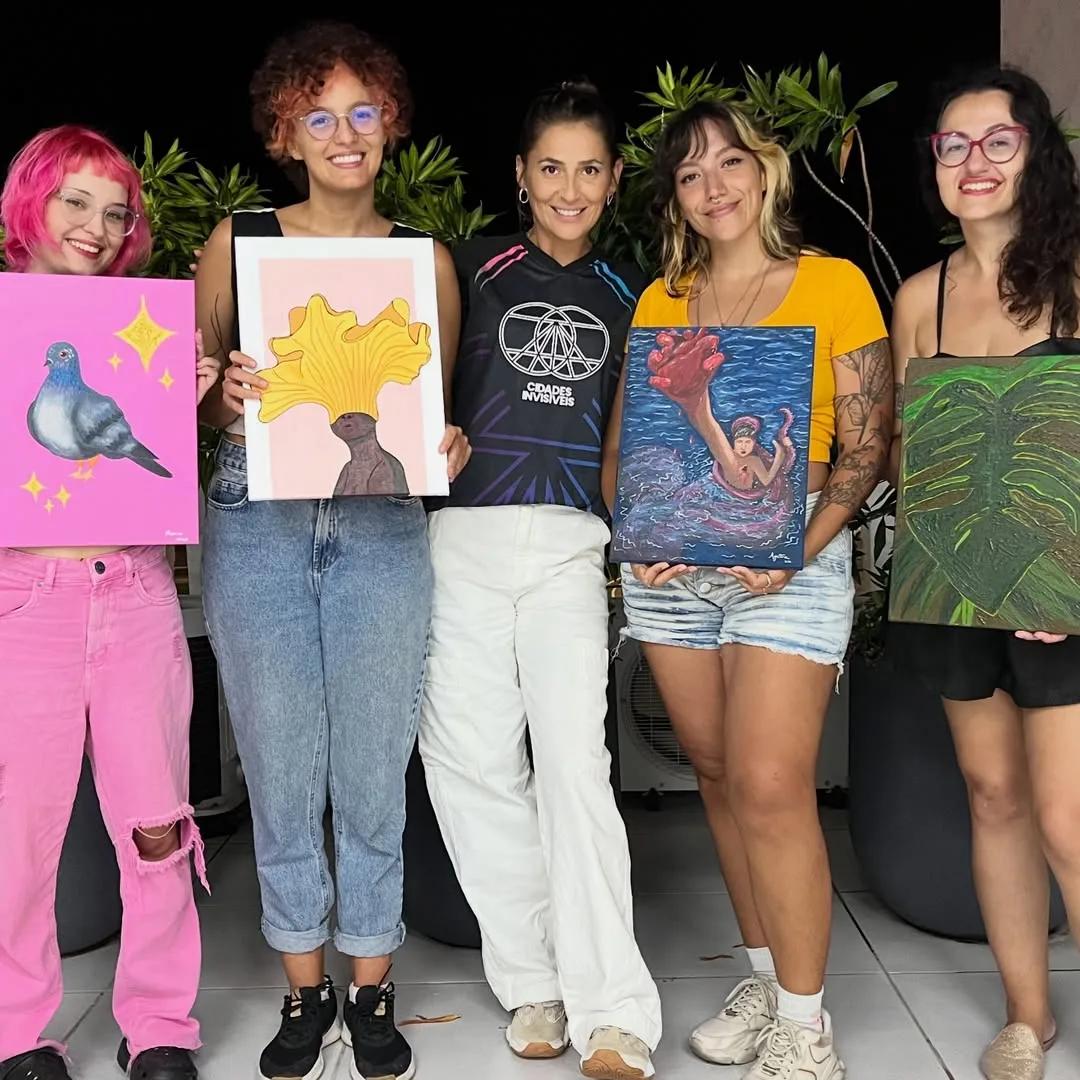 Tuane Arte com a turma de alunas exibindo as obras da oficina