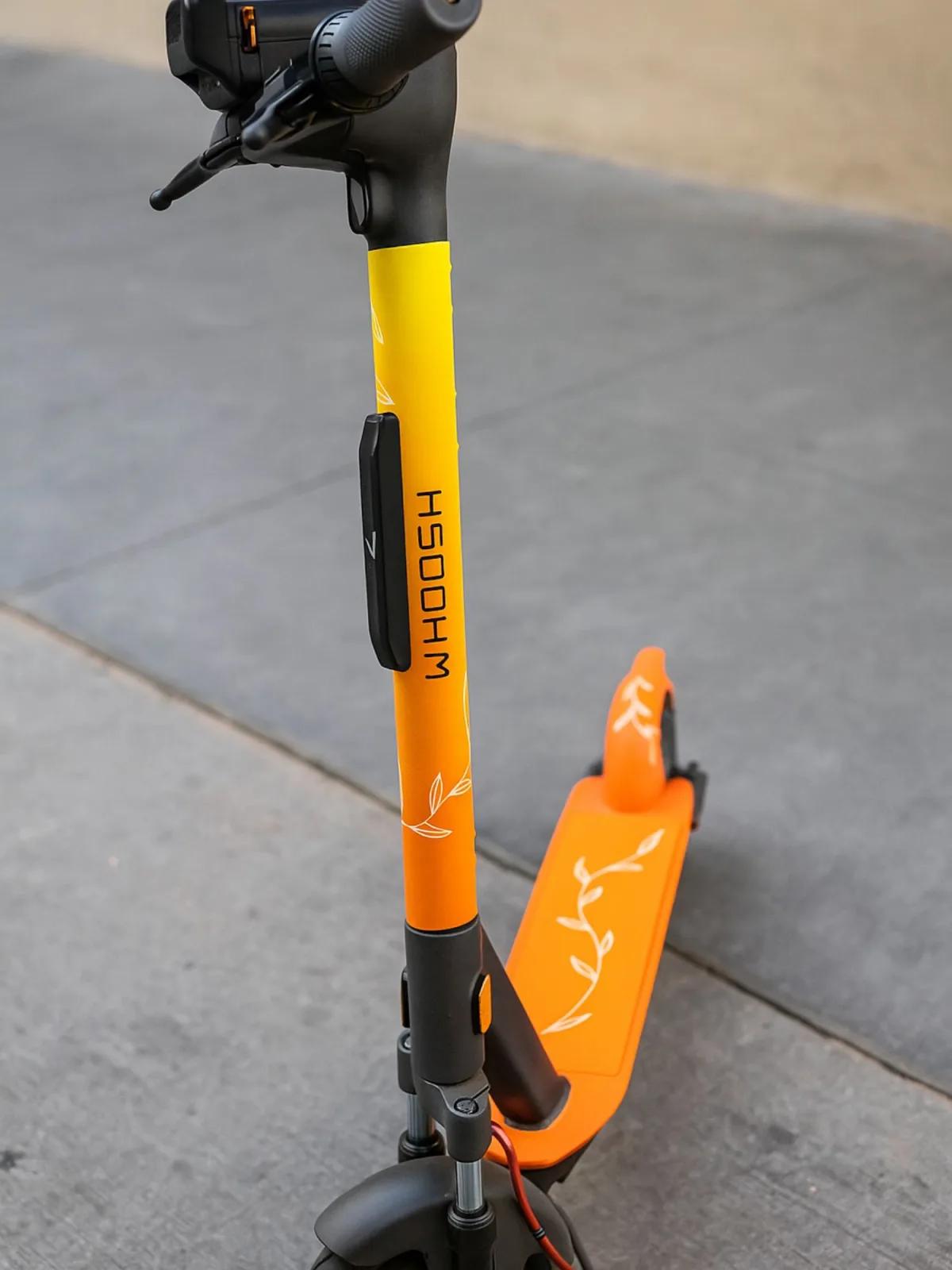 Patinete elétrico personalizado com pintura artística para a ação Whoosh