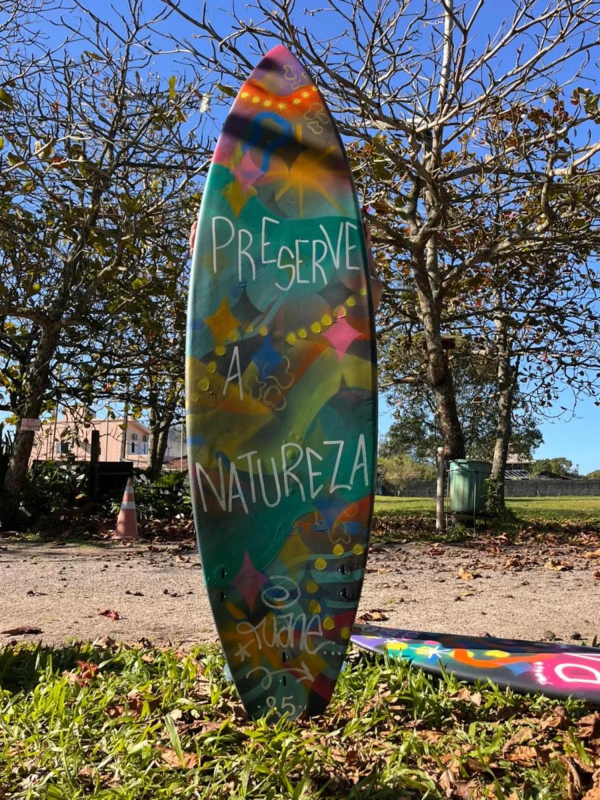 Prancha personalizada com pintura temática natureza