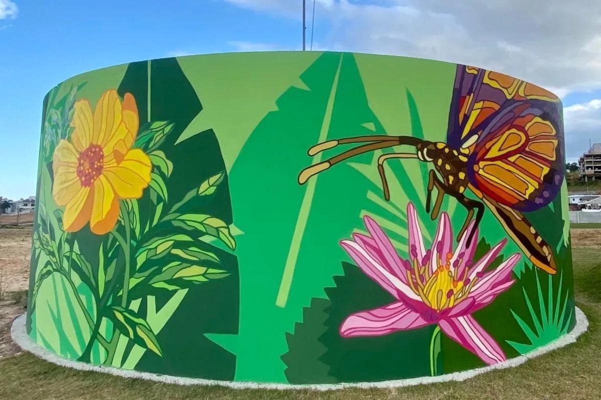 Mural comercial com flores e borboleta em Floripa