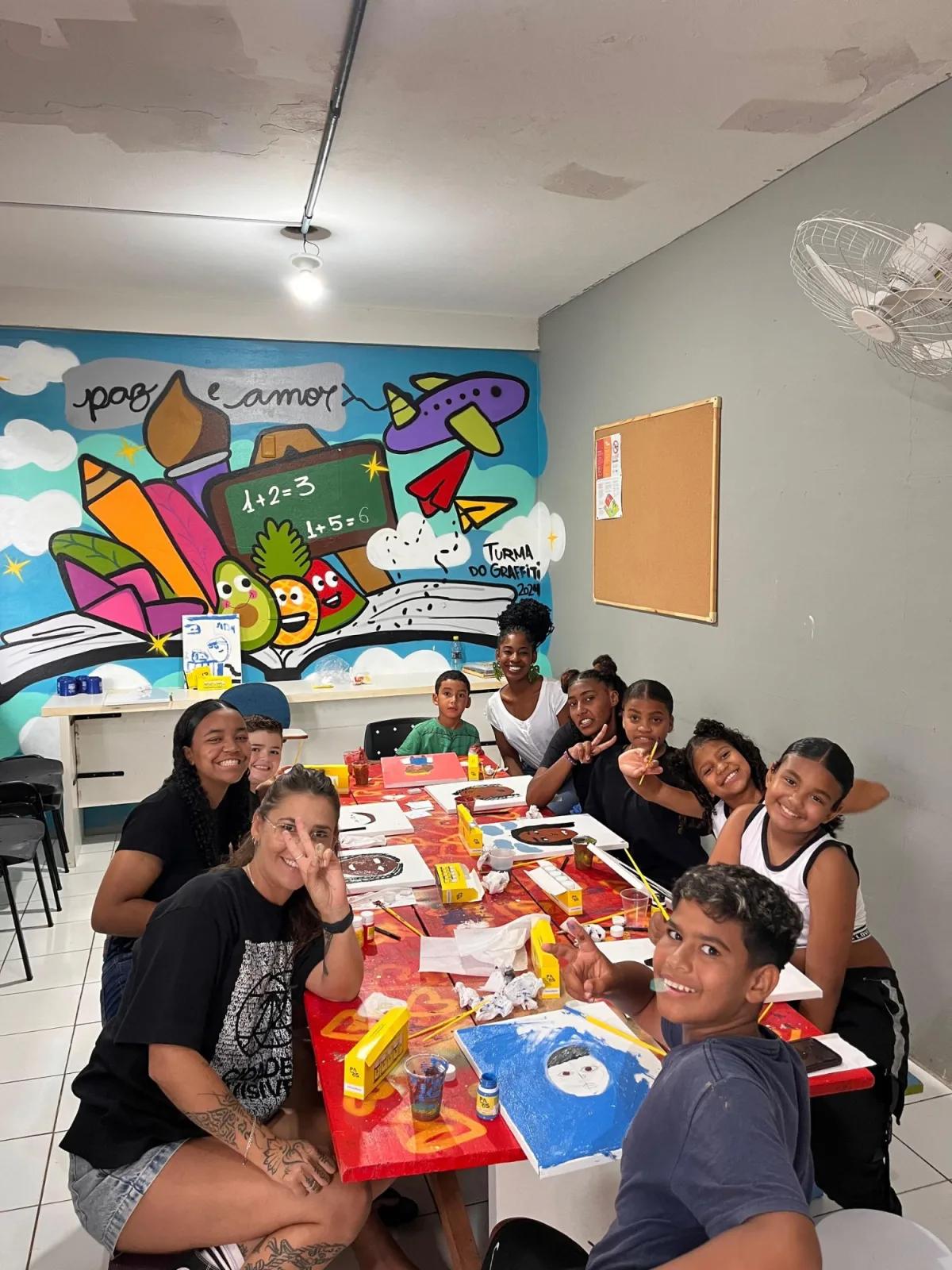 Oficina de pintura em tela na Comunidade da Mariquinha, Florianópolis