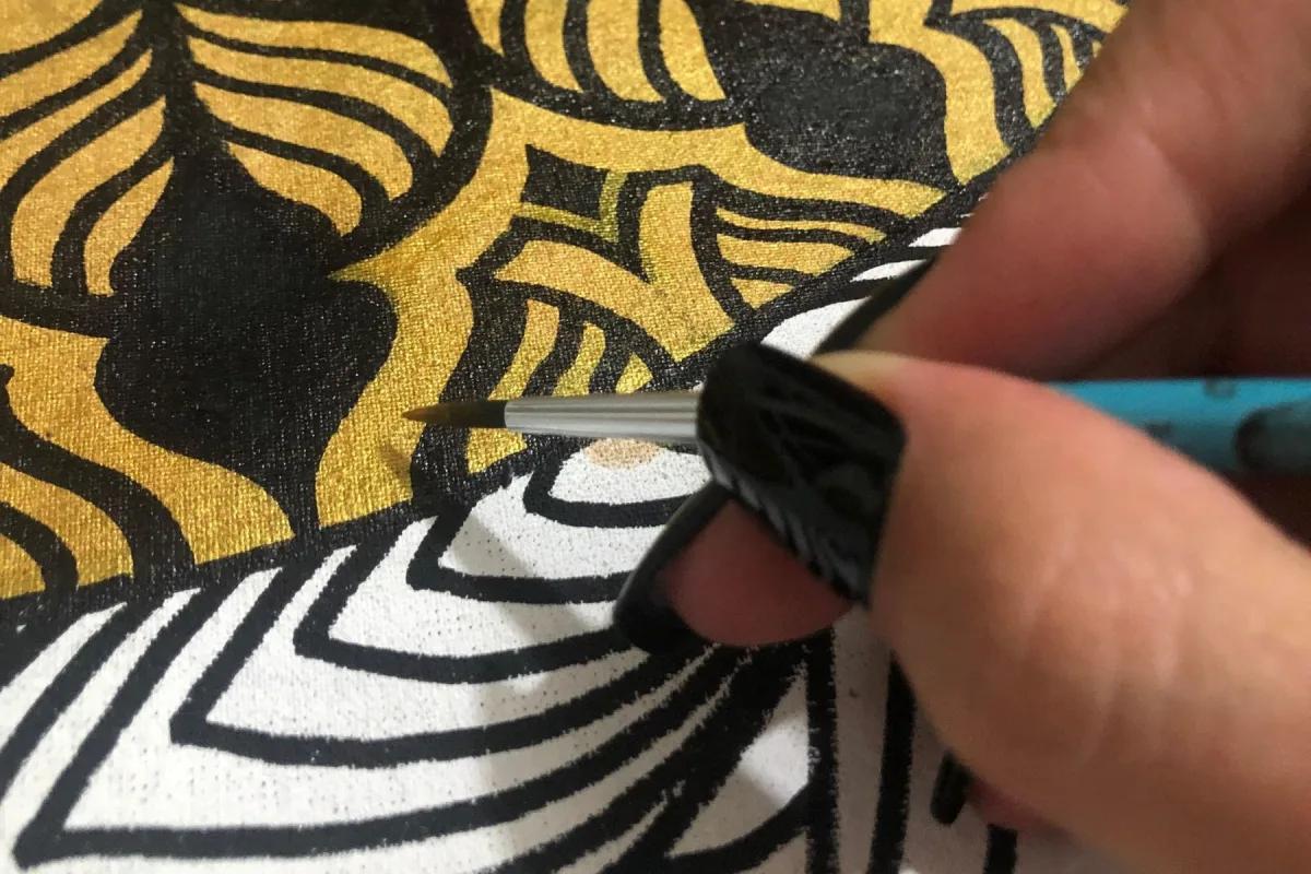 Detalhe do processo de pintura em tela por Tuane Arte