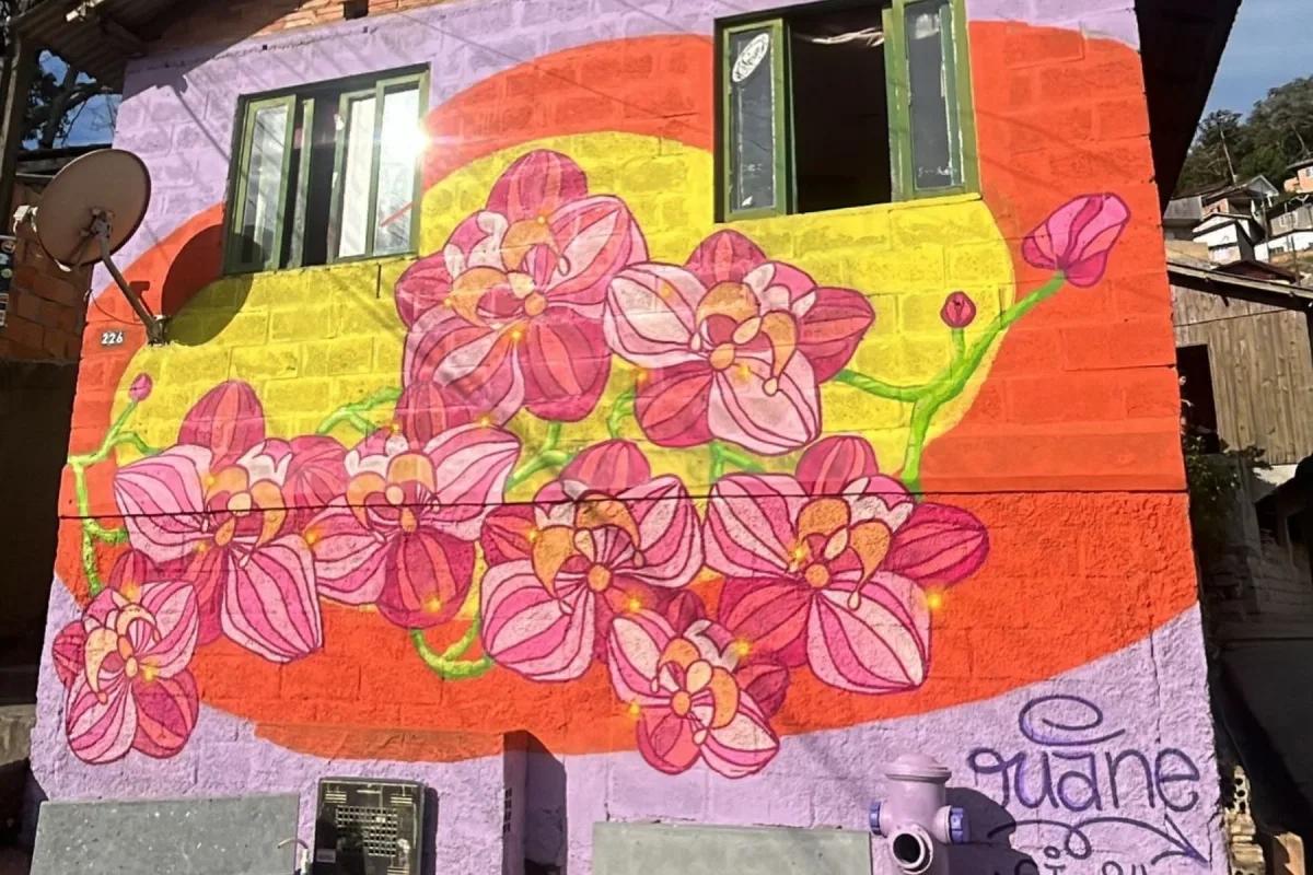 Mural floral colorido em fachada residencial