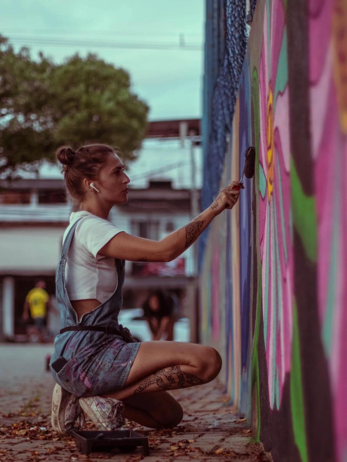 Tuane Arte pintando mural com tinta acrílica