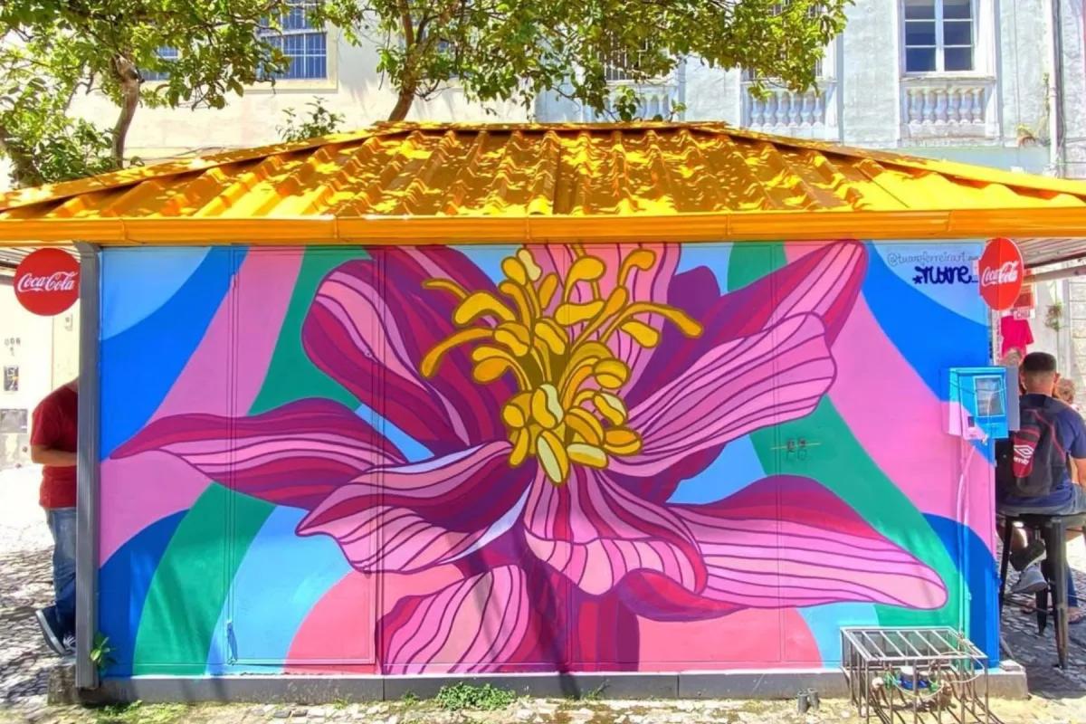 Mural com flor tropical para fachada de empresa em Florianópolis
