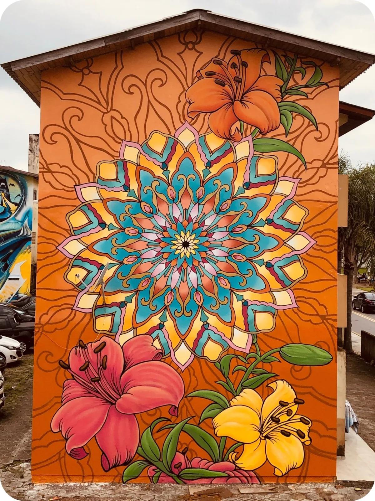 Mural floral com mandala em fachada externa