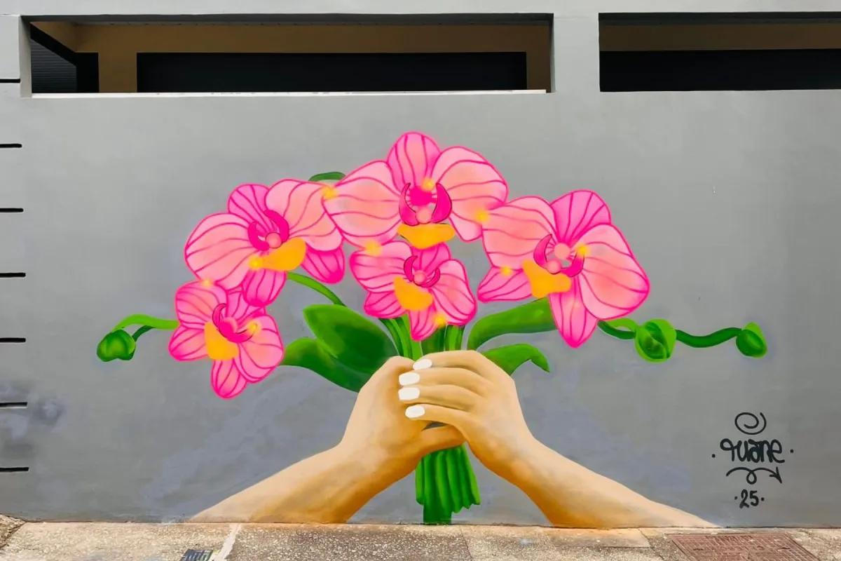 Mural com flores em parede externa residencial em Floripa