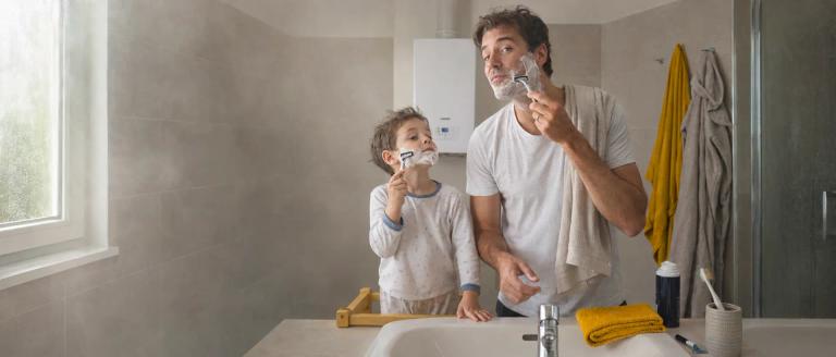 padre e figlio di fanno la barba