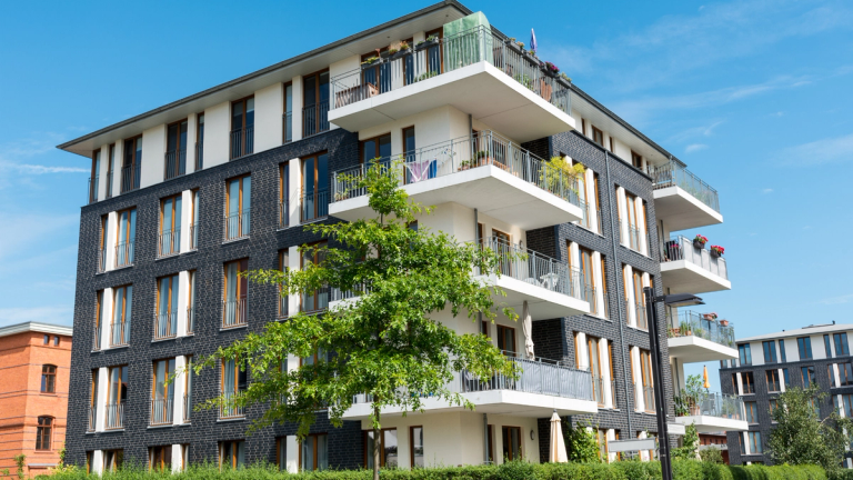 Condominio moderno con balconi e vegetazione - offerta PLACET gas fisso condominio