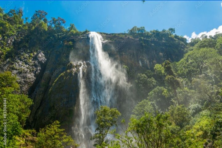  Diyaluma Waterfall