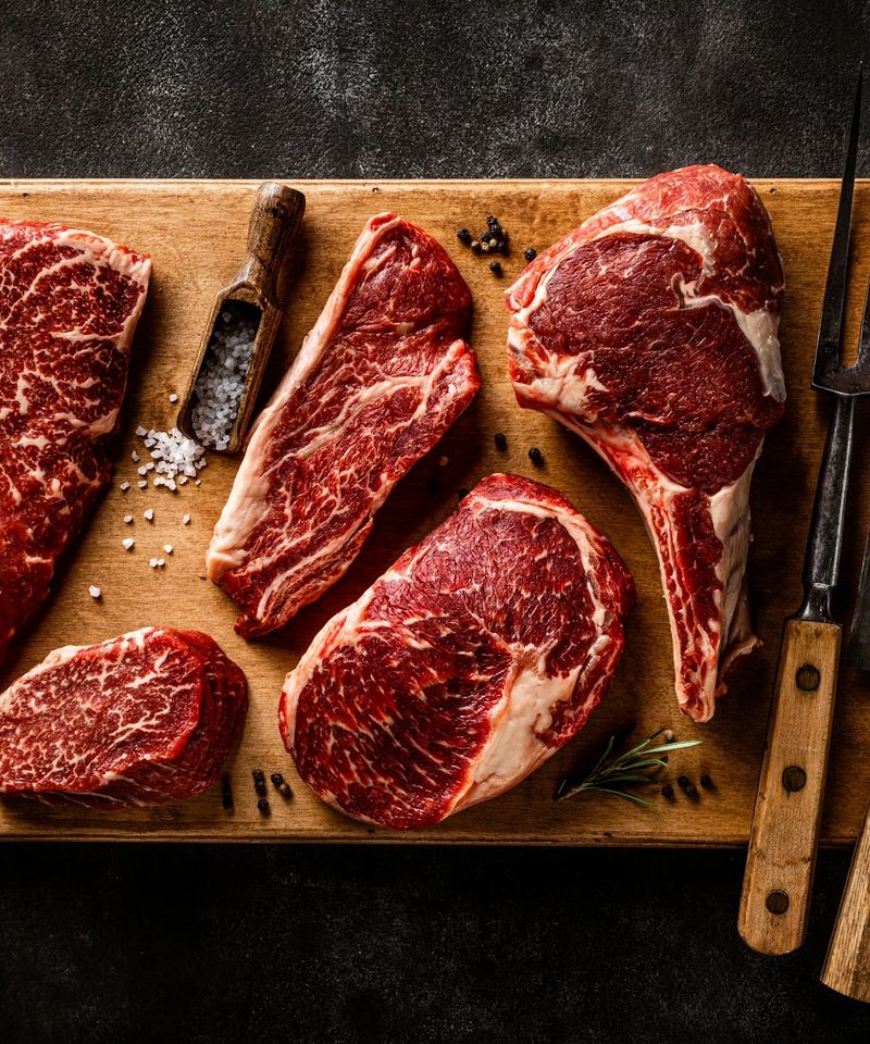 Rauwe steaks op een houten plank